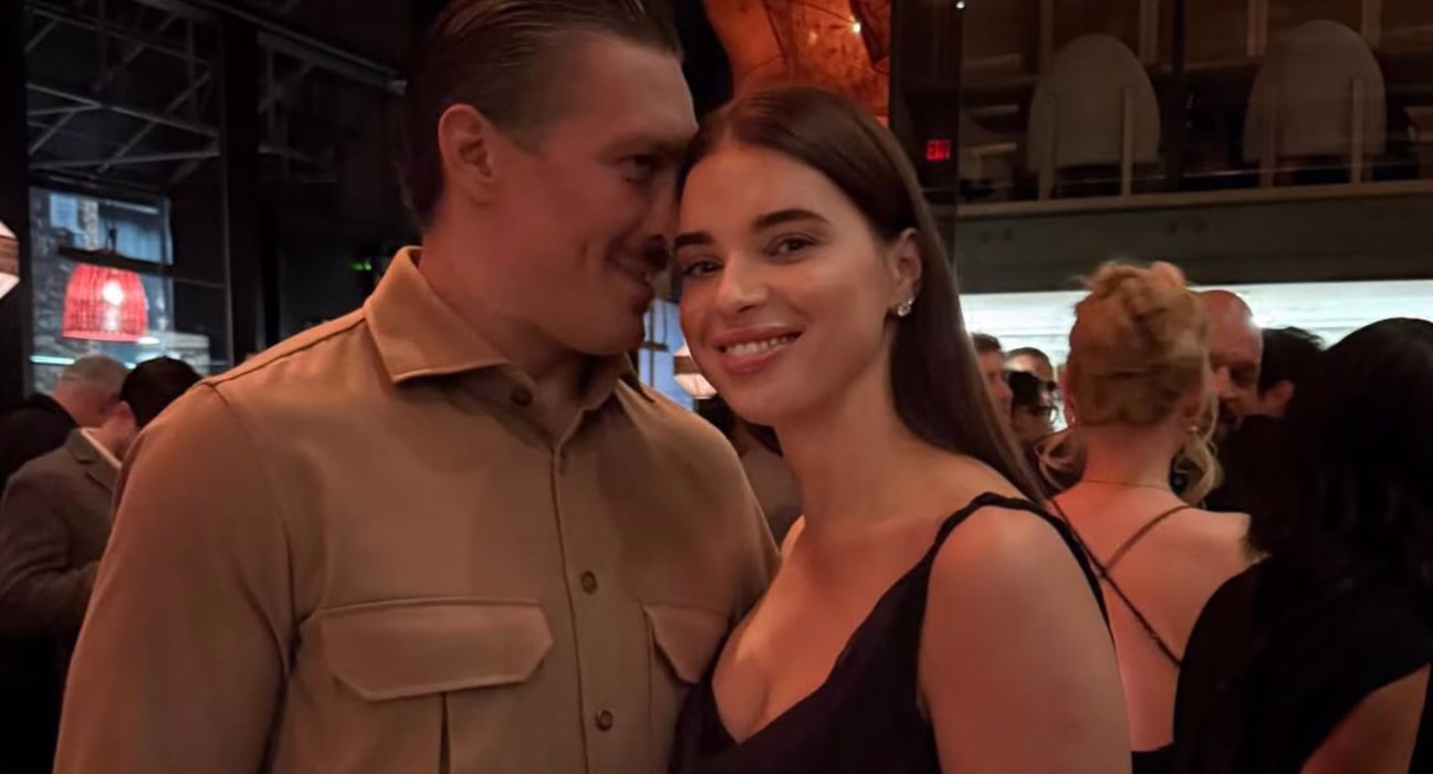 Олександр Усик підкорює кіноіндустрію: дебют з "Непереможним", селфі з Двейном Джонсоном і захоплені оплески на прем'єрі