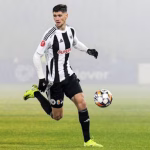 Двигун з історією: Усик приголомшив шанувальника, розписавшись на моторі Nissan GTR