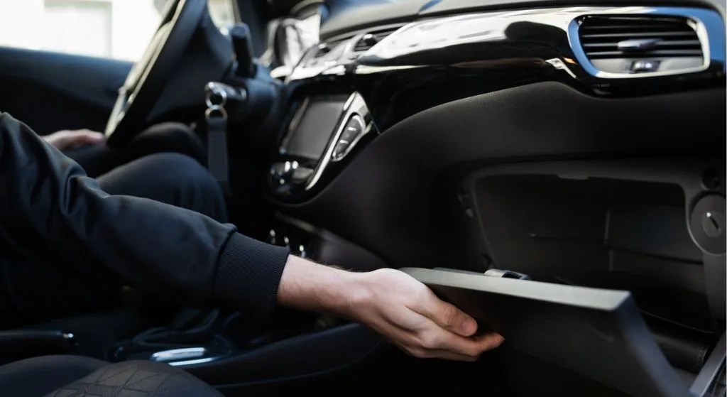 Що обов'язково має бути в бардачку сучасного водія