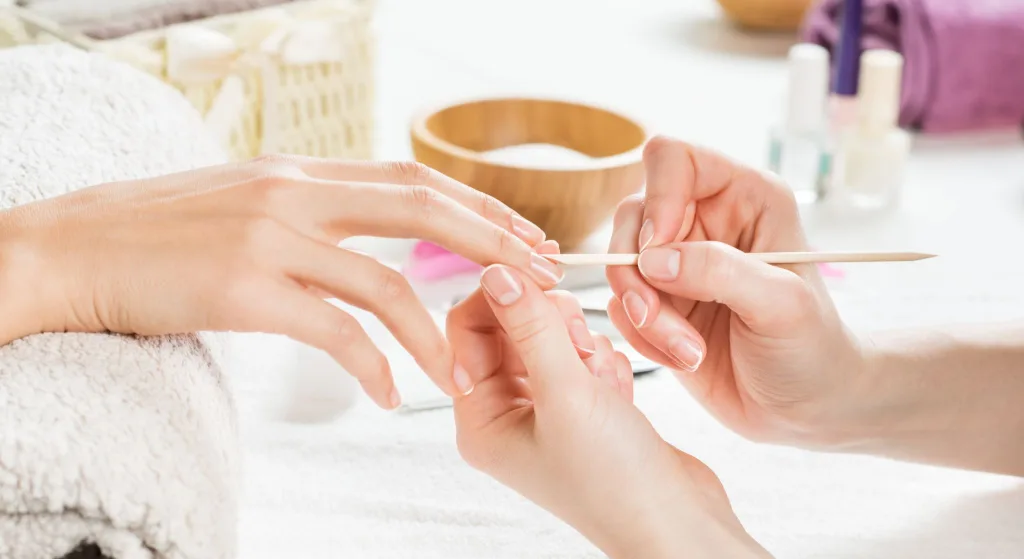 Почему гель-лак не держится