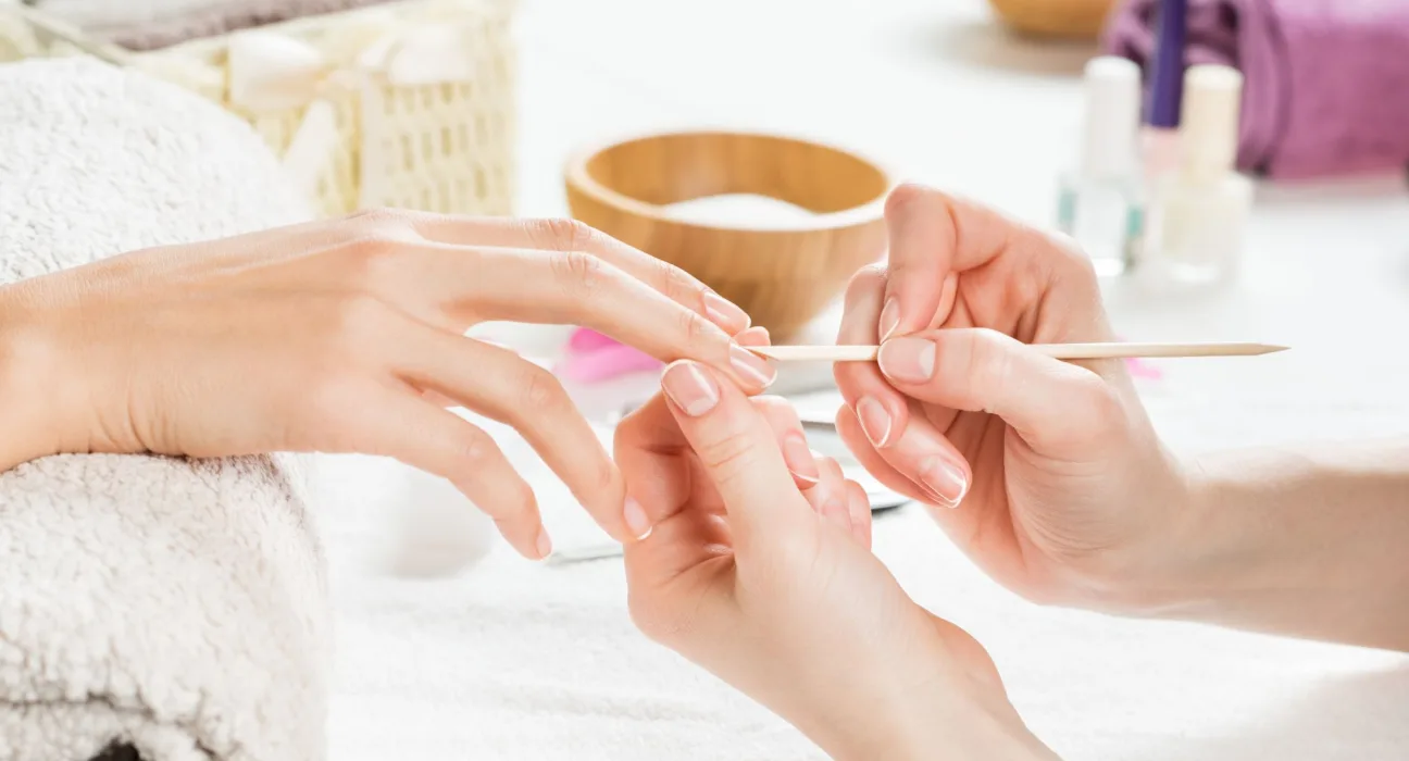 Почему гель-лак не держится